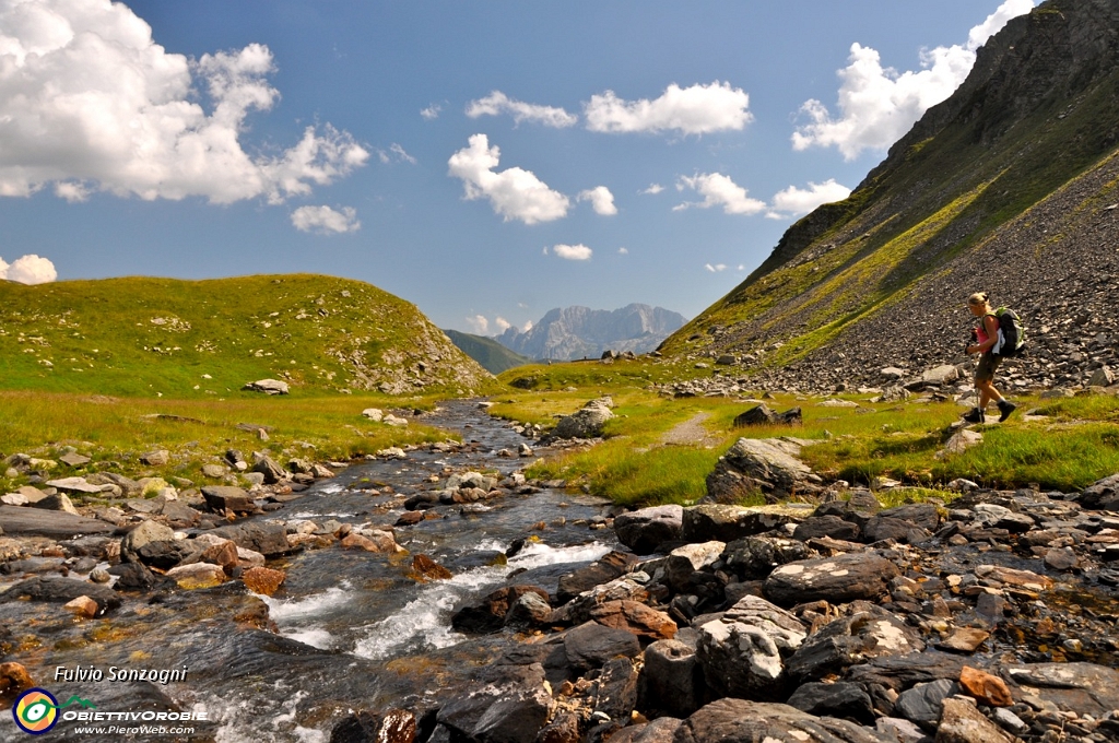 51 Le acque limpide del lago di Coca scorrono verso valle.jpg